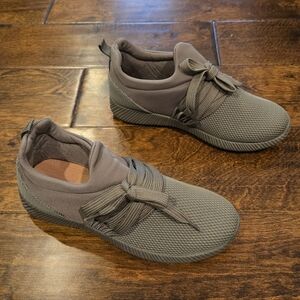 NWT Qupid Slip On Sneakers Size 5.5 Olive Green